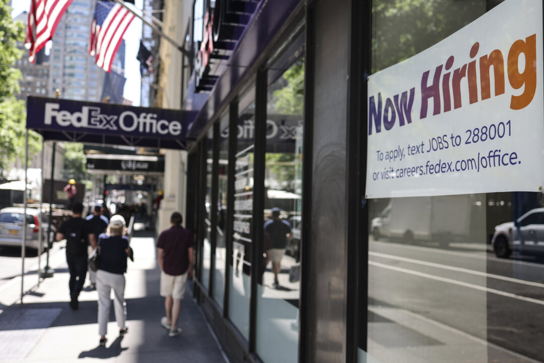 us-private-payrolls-grow-by-just-38,000-in-august,-adp-says