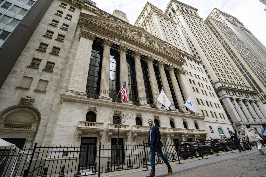 momentum-builds-for-us-economy,-slows-for-stocks