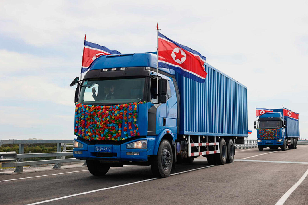 russia-and-north-korea-open-first-road-bridge-across-border