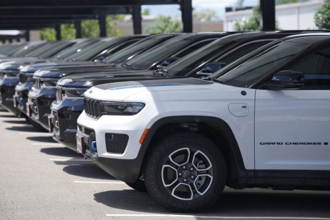 chrysler-recalls-328,000-jeep-grand-cherokees-over-rear-coil-springs-that-may-detach
