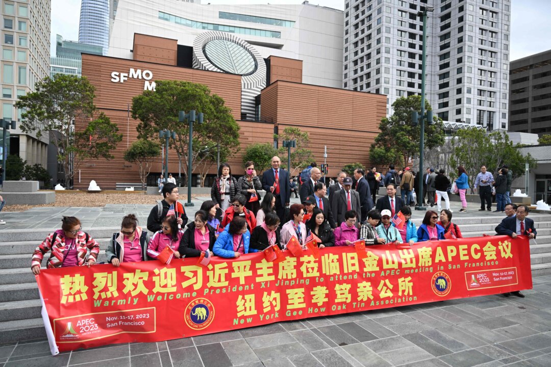 free-flights-and-free-hotels:-recruiters-line-up-crowds-to-welcome-xi-in-washington