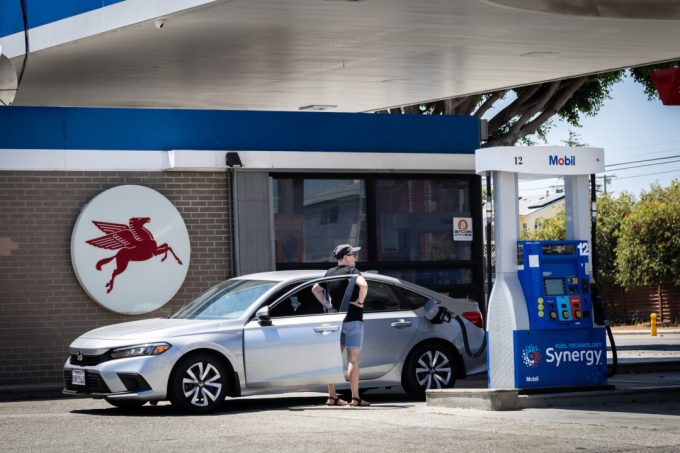 gas-prices-expected-to-drop-in-2027,-energy-information-administration-says