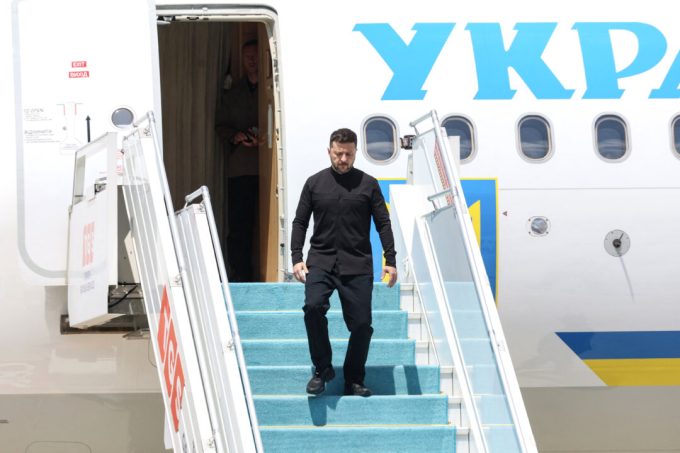 zelenskyy’s-plane-nearly-hit-by-drone,-norwegian-prime-minister-says