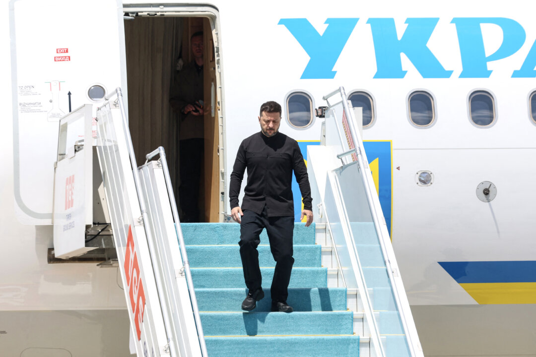 zelenskyy’s-plane-nearly-hit-by-drone,-norwegian-prime-minister-says