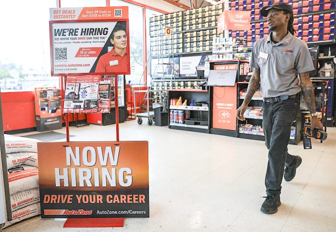 us-weekly-unemployment-claims-dip-as-layoffs-stay-low