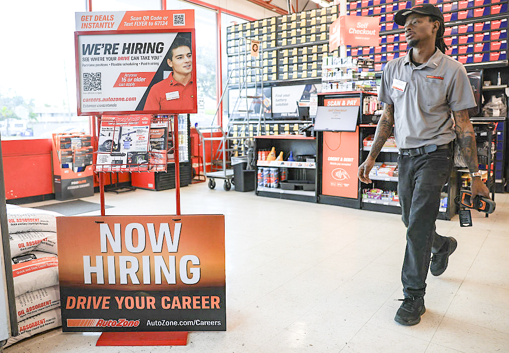 us-weekly-unemployment-claims-dip-as-layoffs-stay-low