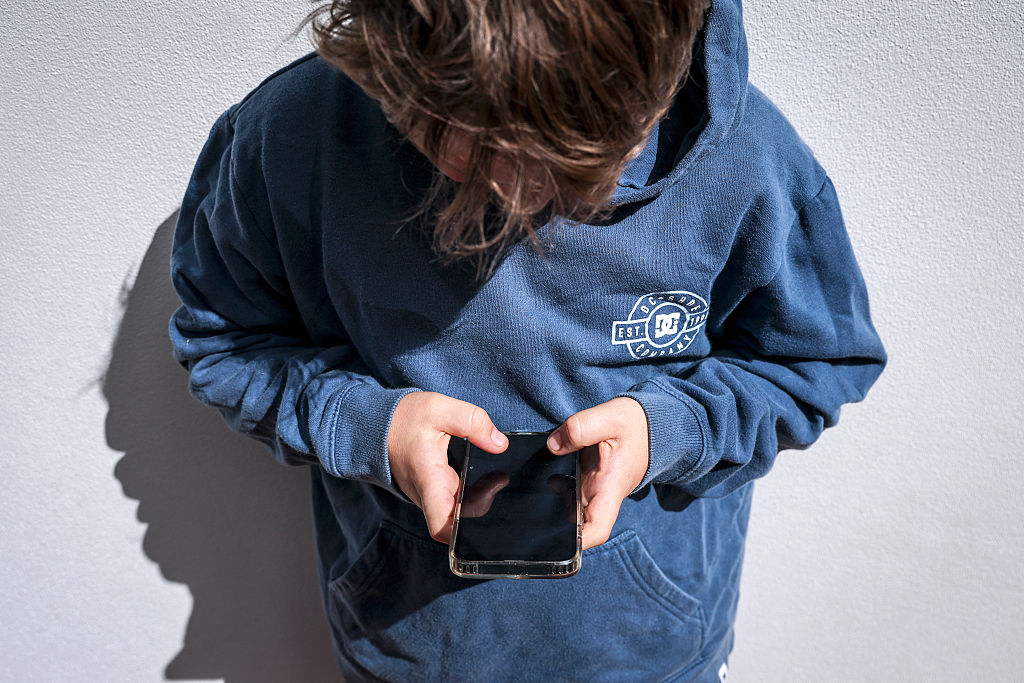 school-screen-time-capped-as-students-go-back-to-basics