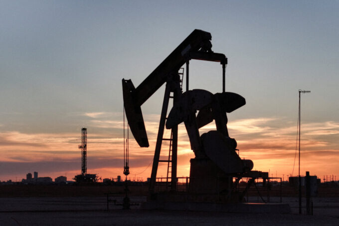 oil-rises-more-than-2-percent-following-houthi-attacks-on-saudi-arabia,-pipeline-shutdown