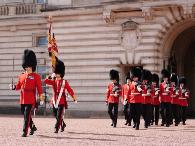 why-canadian-sourced-bearskin-caps-worn-by-buckingham-palace-guards-could-be-replaced-with-faux-fur