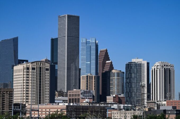 gen-z,-millennials-leave-new-york-for-texas-and-other-growing-metros,-report-says