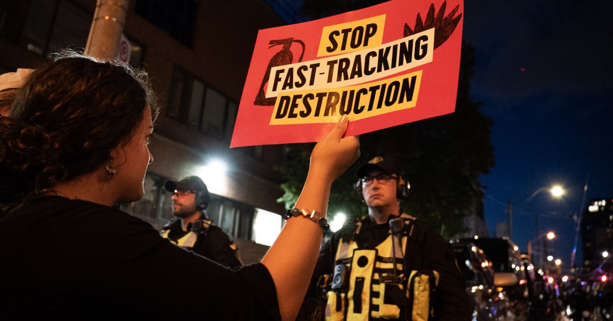 more-than-1,000-march-in-toronto-against-carney’s-investment-summit