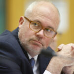 australian-minister-rejects-bill-gates’-ai-token-tax,-warns-against-‘loser-narrative’