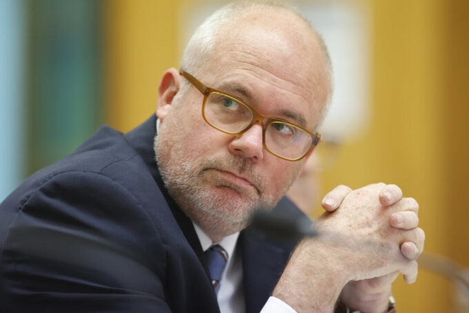 australian-minister-rejects-bill-gates’-ai-token-tax,-warns-against-‘loser-narrative’