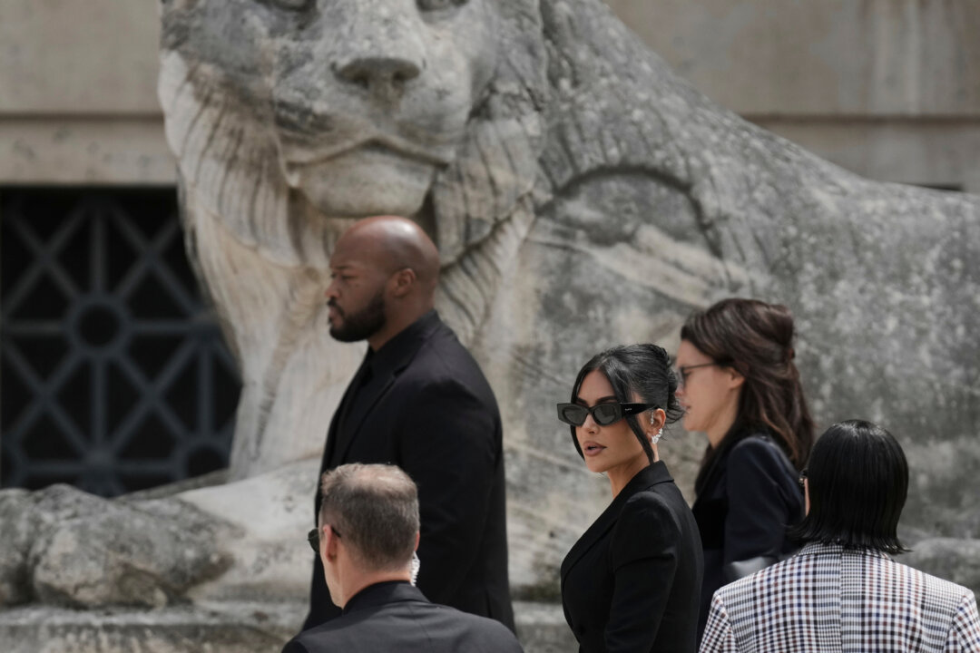 paris-court-awards-kim-kardashian-1-euro-after-her-2016-robbery