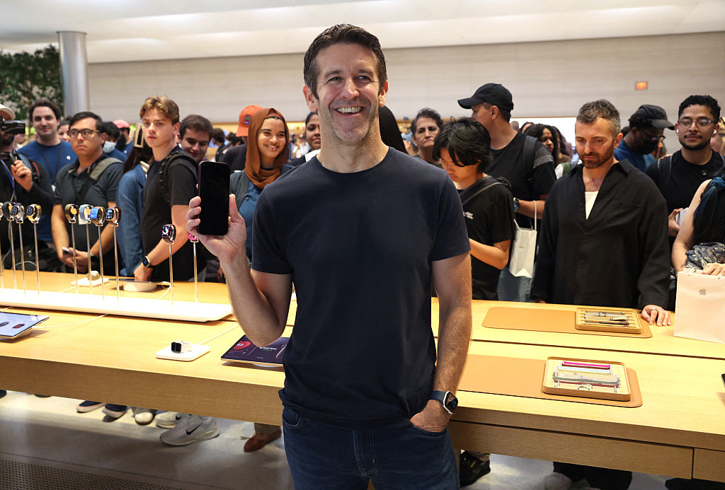 apple-releases-iphone-18-in-stores-under-new-ceo-ternus’s-first-product-launch