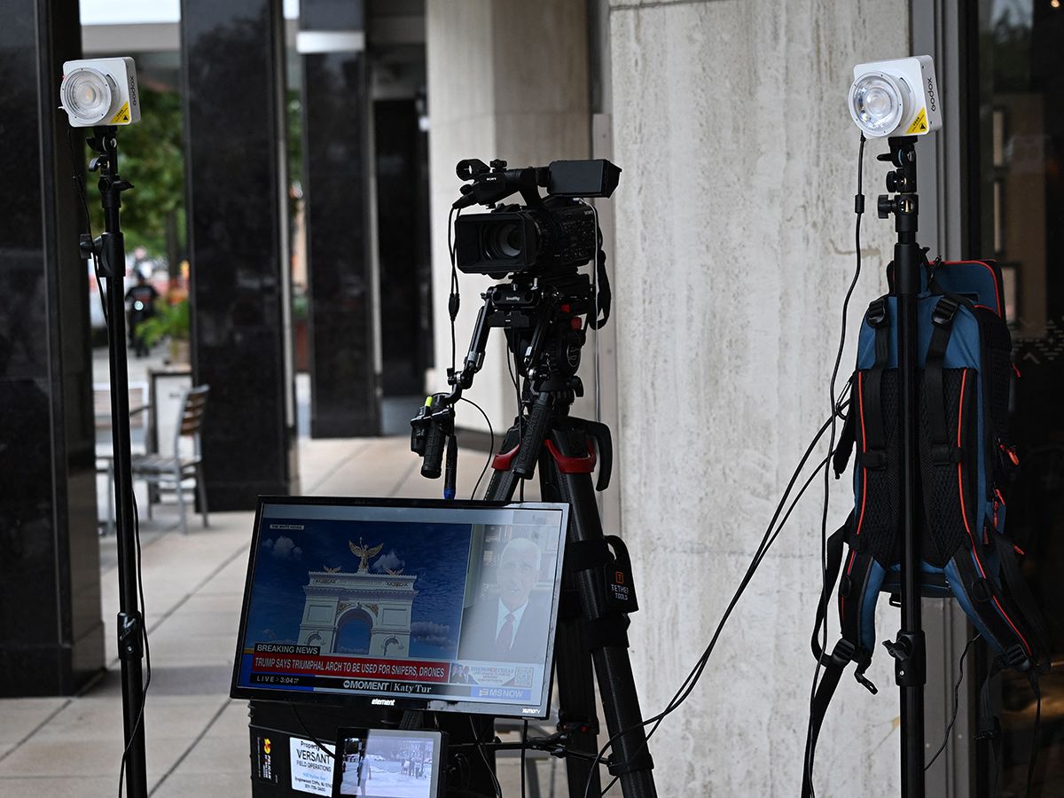 us.-networks-halt-trump-coverage-for-a-day,-after-white-house-bans-three-news-outlets