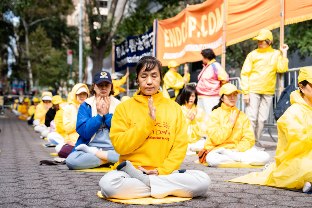 falun-gong-practitioners-protest-by-doing-tranquil-exercises-outside-un-general-assembly