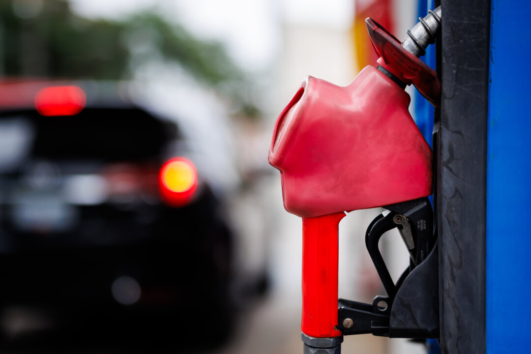 alberta-to-pause-fuel-tax-starting-oct.-1,-cutting-13-cents-per-litre-at-pumps