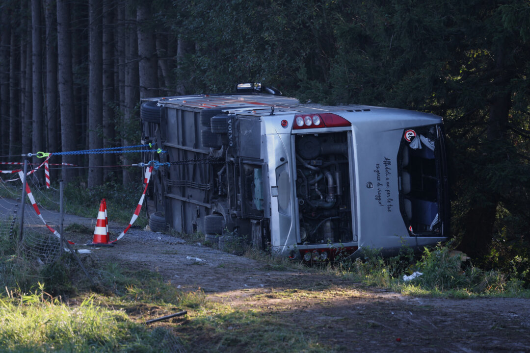 bus-carrying-filipino-tourists-overturns-on-way-to-germany’s-oktoberfest,-killing-2