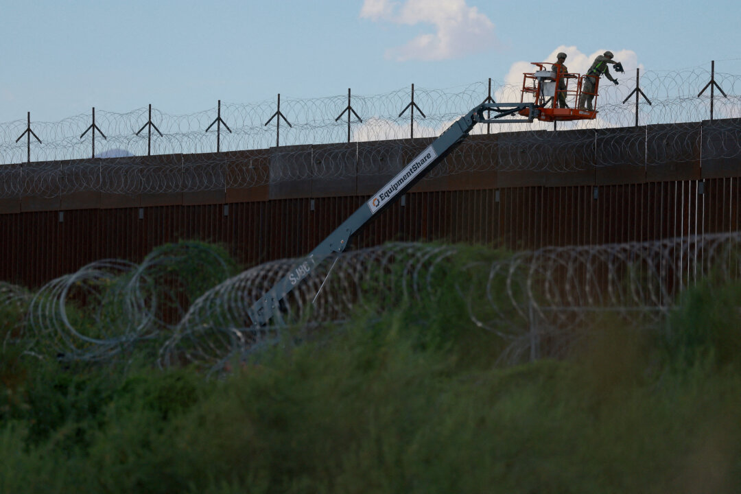 migrant-caravan-headed-for-us-border-has-‘zero-chance’-of-entering,-dhs-chief-warns