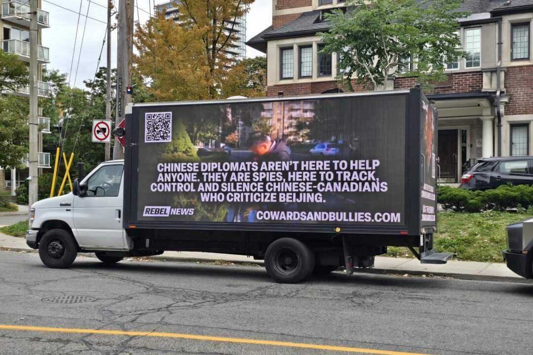 digital-billboard-truck-seeking-to-identify-attacker-of-falun-gong-practitioner-arrives-at-toronto-chinese-consulate