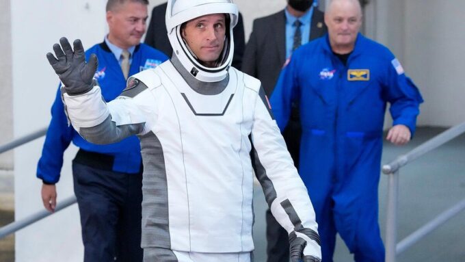 canadian-astronaut-arrives-at-international-space-station-for-six-month-mission