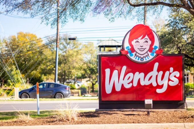 nelson-peltz-led-group-offers-to-take-wendy’s-private-for-$1.4-billion